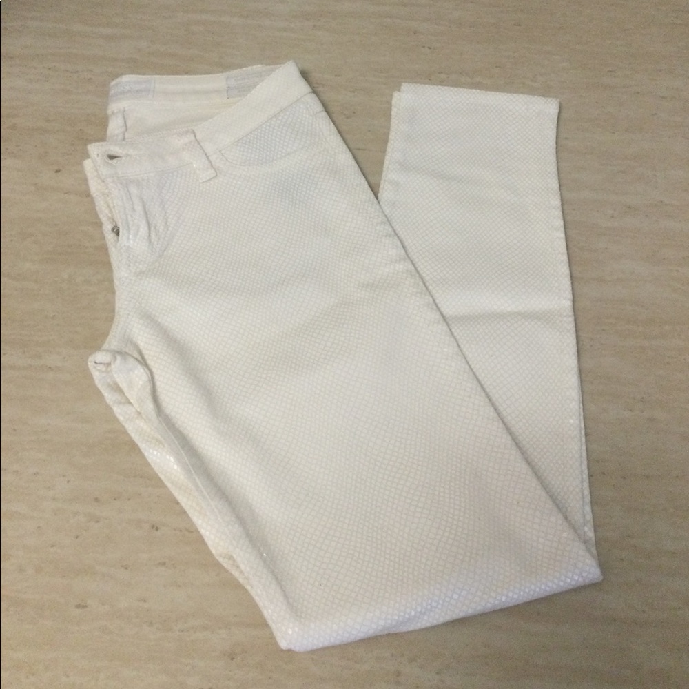 Britany ankle jeans by Guess in sparkly white with a bit of stretch.